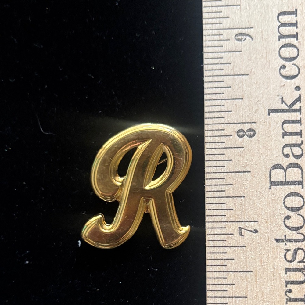 Gold Letter R Initial Pin - Picture 4 of 5